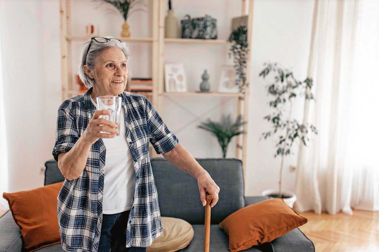 Personne âgée chez elle souffrant de la chaleur