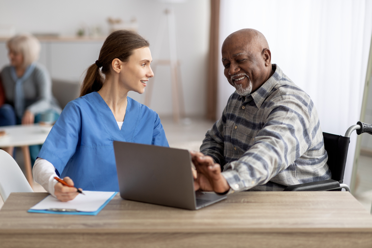 Médecin avec personne en situation de handicap