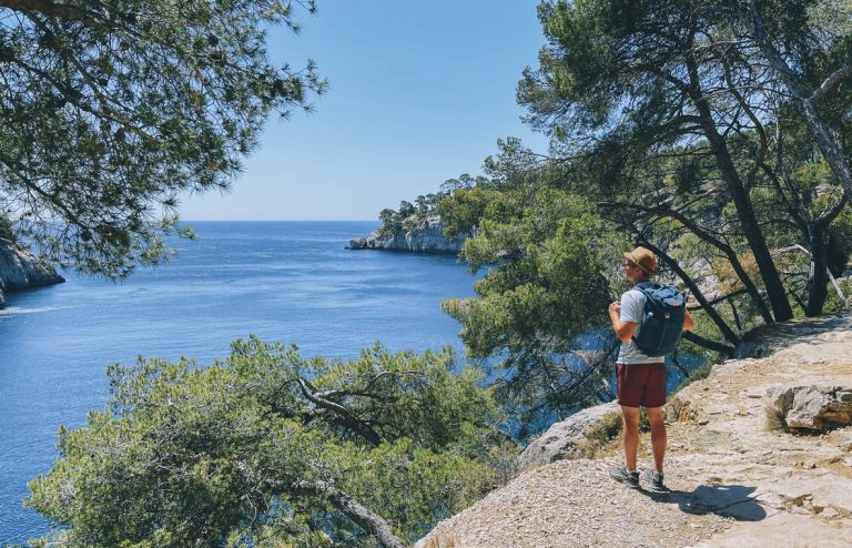 Homme profitant de la nature en bord de mer