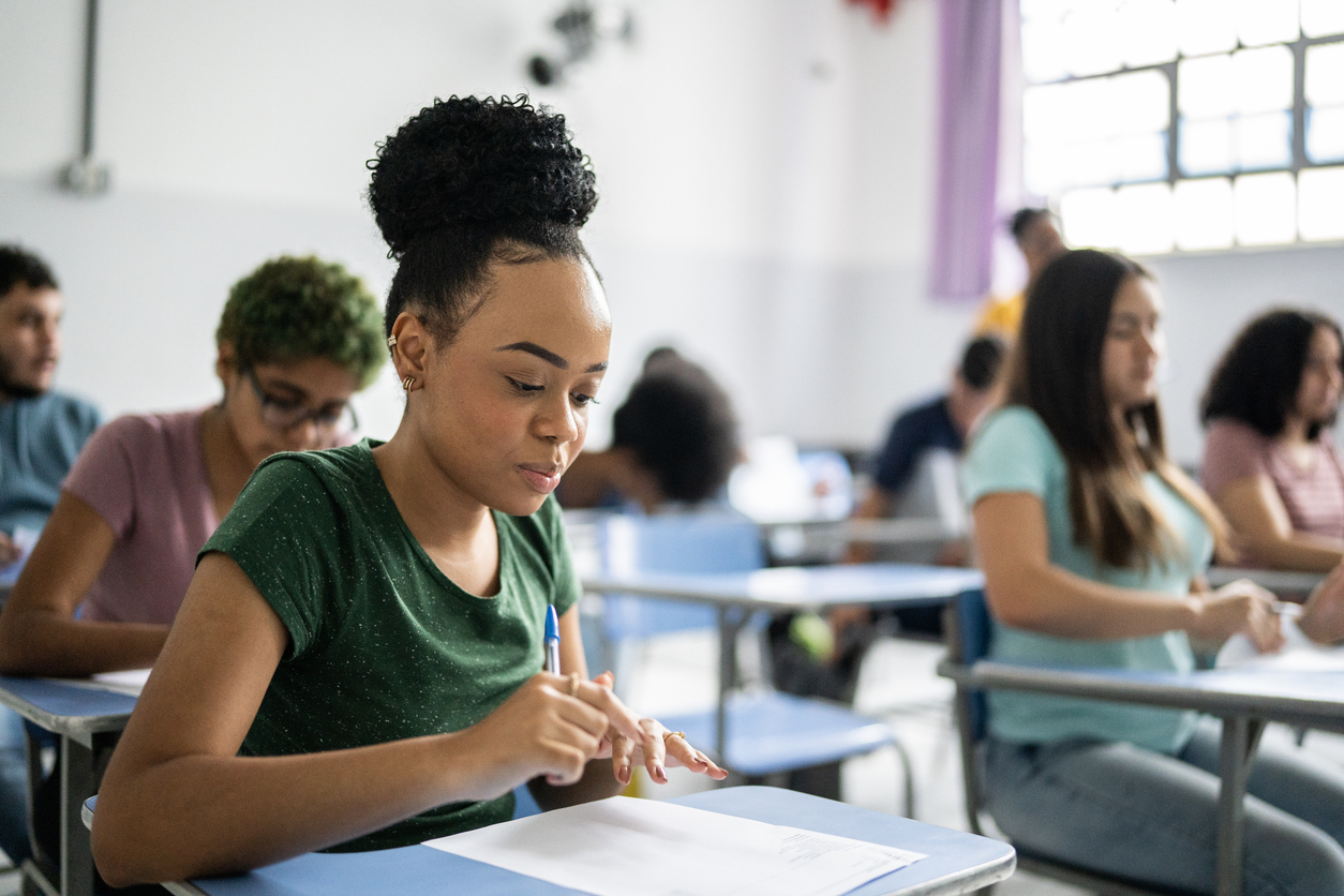 Une étudiante avec une feuille passant un examen