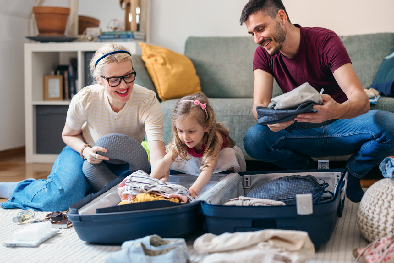 famille en train de faire ses bagages