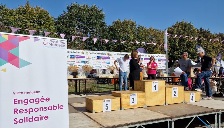 Podiums avec personnes faisant un discours.