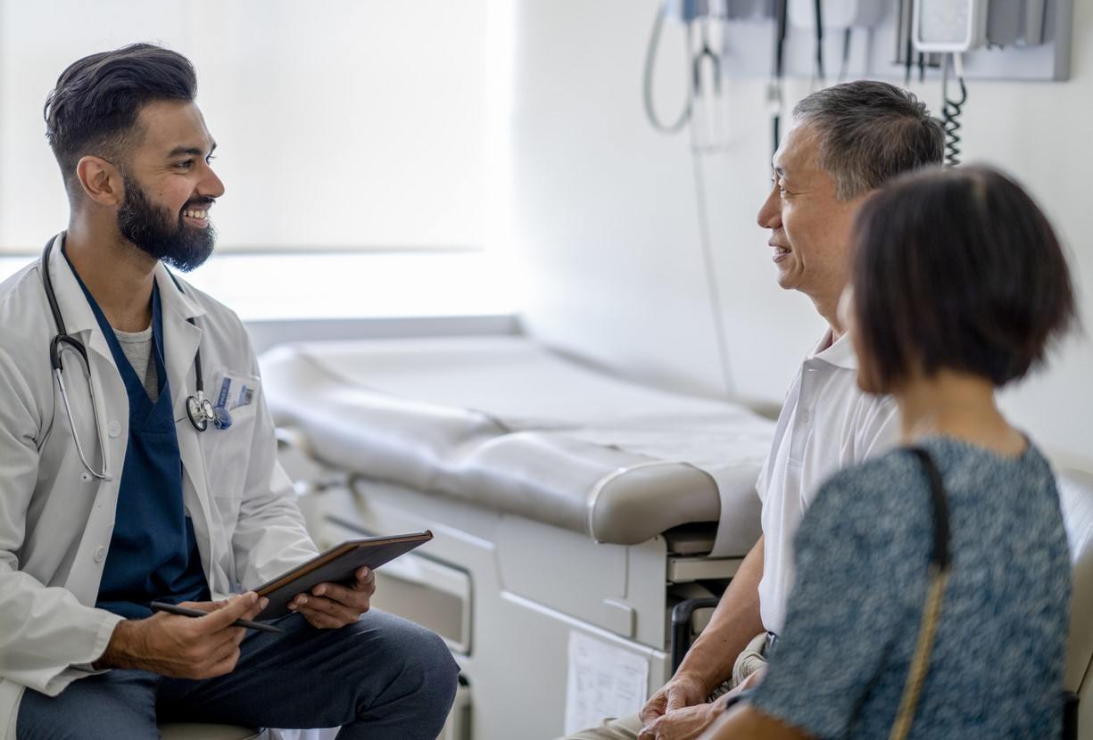 médecin discutant avec un couple de patients